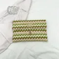 Grüne beige gewebte Clutch Tasche mit Zickzackmuster und goldenem Schmetterling Quasten. - Grün