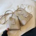 Sac seau en paille tressée pour femme, sac à bandoulière d'été élégant avec détails en PU. - L / Grand Kaki