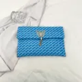 Blau geflochtene Clutch Tasche mit goldener Schmetterling Quaste, stylisches Accessoire. - Blau