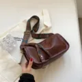 Sac bandoulière coussin en cuir souple avec sangle ethnique, grand style. - Café