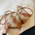 Sac seau en paille avec garniture en cuir PU marron, sac bandoulière élégant pour l'été. - L / Grand Marron