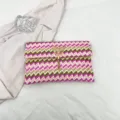 Bolso de mano tejido de moda para mujer, diseño de rayas coloridas con borla de metal. - Rosa rojo