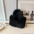 Elégant sac à main duveteux en fausse fourrure noire avec chaîne pour l'hiver. - Noir