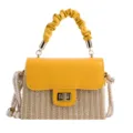 Sac bandoulière en paille tendance avec rabat en cuir jaune, poignée froncée et fermoir tournant. - Jaune
