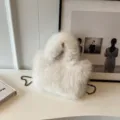 Sac à main bandoulière en peluche douce hiver couleur unie avec chaîne pour femme. - Blanc Cassé