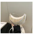 Sac à épaule élégant en paille avec design croissant et bordure en cuir blanc pour la plage. - Blanc