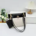 Sac à bandoulière en paille tressée set avec cuir PU noir chaîne et pendentif flamant rose. - Noir