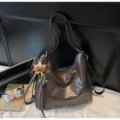 Sac à dos bandoulière cabas rétro marron en cuir PU grande capacité loisir mode - Avec Pendentif / Noir