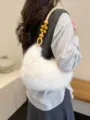 Sac porté épaule croissant en peluche blanche moelleuse avec poignée en perles de bois. - Blanc