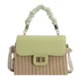 Sac bandoulière en paille et cuir PU vert avec fermoir tournant, poignée froncée et chic. - Vert