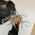 Petit sac à main en paille avec lanières en métal argenté et poche coulissante grise, sac élégant. - Argent