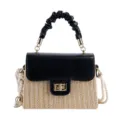Sac bandoulière chic en paille tissée avec rabat en cuir noir et fermoir tournant. - Noir