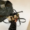 Mini sac seau en paille avec garniture en cuir verni noir, anses et bandoulière amovible. - Noir