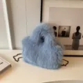 Borsa a tracolla in peluche soffice azzurro chiaro, elegante borsa invernale donna. - Blu