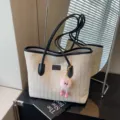 Chic grand sac cabas en paille avec poignée en cuir noir et joli charm en peluche. - Noir