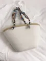 Sac cabas tissé pour femmes, grand sac d'épaule avec écharpe colorée et perles en bois. - Blanc
