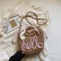 Sac seau en paille tressée fait main avec texte hello rose, foulard floral et bandoulière. - Rose