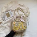 Sac seau en paille tressée à la main avec texte hello en tricot jaune et foulard. - Jaune