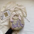 Sac seau en paille tressee main avec joli foulard et inscription hello pour l'ete. - Violet