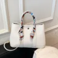 Sac à main en cuir blanc avec poignée en foulard de soie imprimé, grand sac cabas élégant. - Blanc