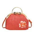 Élégant sac à main en paille orange avec poignée en métal doré, fermoir baiser et broderie. - Rouge