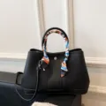 Élégant sac cabas noir en cuir pour femme, grand sac porté épaule avec foulard élégant. - Noir