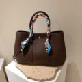 Sac cabas fourre-tout pour femme en cuir marron avec foulard en soie et bandoulière. - Café
