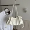 Casual witte slouchy schoudertas voor dames, stijlvolle grote handtas voor dagelijks. - Wit