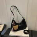 Bolso de hombro hobo negro elegante para mujer, bolso minimalista de cuero PU con colgante de oso. - Con Colgante / Negro