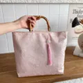 Rosa chinesische Tragetasche mit Bambusgriff und eleganter Quaste fuer stilvolle Damen. - Mit Anhänger / Rosa