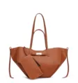 Vista detallada del bolso de cuero marrón con forma de murciélago, asas dobles y cierre metálico. - Bolso de Mano con Alas (28041) / Bolso Tote de Gran Capacidad / Marrón