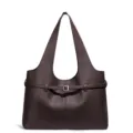 Bolso de hombro de cuero suave marrón oscuro en primer plano, con textura y hebilla. - 39x14x25cm / Patrón de Lichi Café