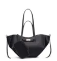 Primer plano detallado del bolso negro estilo murciélago con costuras y cerradura. - Bolso de Mano con Alas (28041) / Bolso Tote de Gran Capacidad / Negro