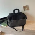 Borsa da viaggio nera e quadrettata con tracolla regolabile per sport e palestra. - 38x17x25 / Nero