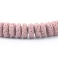 Primo piano perle pietra vulcanica rosa, dettaglio accessori gioielli fai da te lava. - Rosa