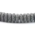 Dettaglio di perline distanziatrici in pietra lavica porosa grigia per gioielli e bracciali. - Grigio nero