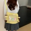 Vista detallada del bolso ita amarillo de lona con bolsillo transparente y estrellas. - Amarillo