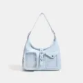Detalle de bolso ita azul claro con bolsillo transparente y hebilla de metal elegante. - Azul
