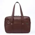 Vista detallada que muestra los herrajes delanteros del bolso escolar estilo japonés JK de PU marrón. - Bolsa Individual / Marrón Rojizo Mate