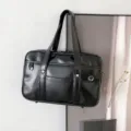 Vista de detalle del bolso uniforme japones de PU negro con textura fina y asas solidas. - Bolsa Individual / Negro (Pulido)