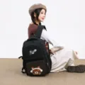 Mochila Ita negra de estilo japonés con ventana transparente para insignias y peluche. - Con Colgante de Mapache / Negro