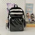 Mochila de estudiante en blanco y negro con bolsillo frontal transparente para pines y muñecas. - Bolso Simple de Doble Hombro / Negro