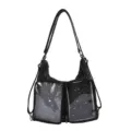 Bolso ita negro con estampado de estrellas y bolsillos frontales transparentes, versátil. - Negro