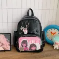 Mochila ita de cuero PU negro con bolsillo frontal transparente y bonito pin de estrella. - Negro