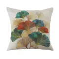 Vista di dettaglio di una fodera per cuscino quadrata decorativa con motivo di foglie di ginkgo. - Foglie Piccole Blu Arancione