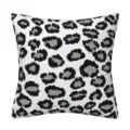 Vista dettagliata della federa per cuscino in peluche corto con stampa leopardata. - 45*45cm / Modello 4