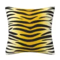 Primo piano sui dettagli della federa per cuscino in peluche con stampa a strisce di tigre. - 45*45cm / Modello 5