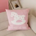 Cuscino decorativo rosa in peluche con motivo di cavallo a dondolo e scritta per la casa. - 45CMx45CM [Solo federa] / Marshmallow Rosa Cavallo a Dondolo