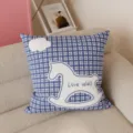 Cuscino da divano a quadri blu e bianco con stampa di cavallo di legno e nuvola - 45CMx45CM [Solo federa] / Quadri Blu Nebbia Cavallo a Dondolo