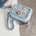 Bolso ita azul claro de lona cruzado con bolsillo de malla transparente y bonitos pines. - Con Insignias / Azul